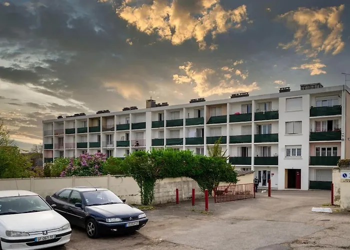 Le Pragmatique Apartment *